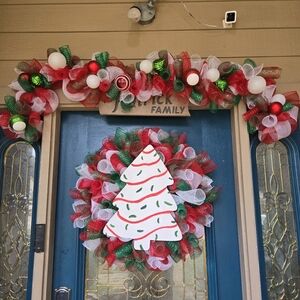 Lil' Debbie Christmas Cake Holiday Wreath & Garland Combo